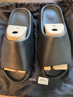 Yeezy Black Slides Men 9-10 New